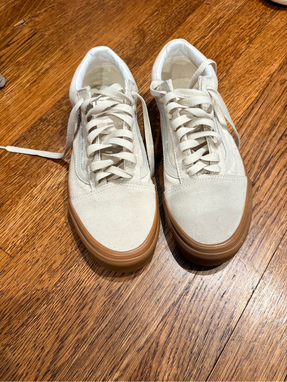 Vans Women's Low-Top Sneakers in Cream with Gum Sole